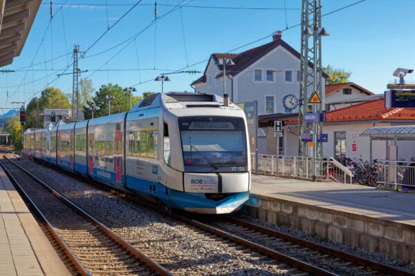 Bahnhof mit S-Bahn
und Bayerischer-Oberland-Bahn